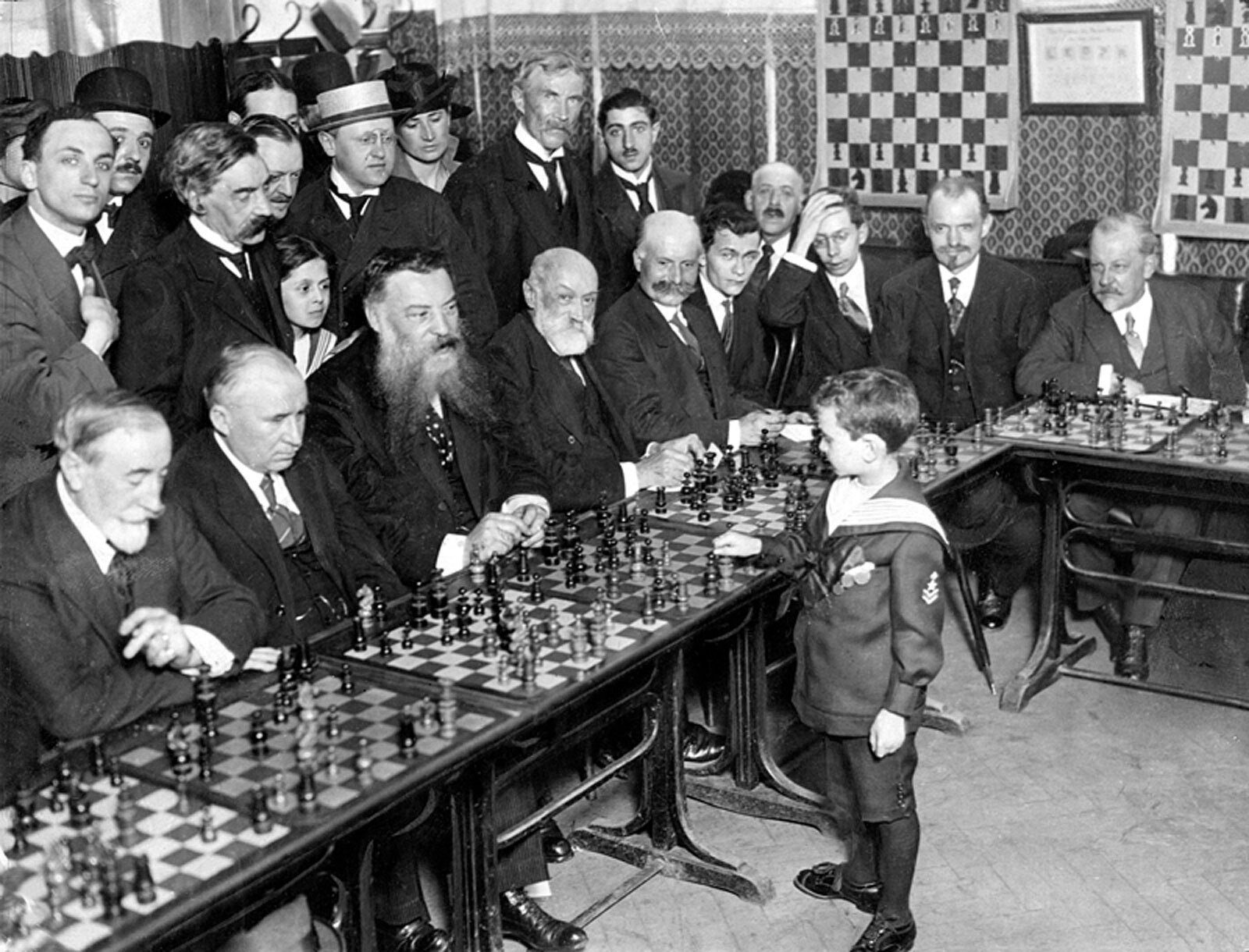 Samuel Reshevsky als Wunderkind bei einer Simultanvorstellung (1920, gemeinfrei)